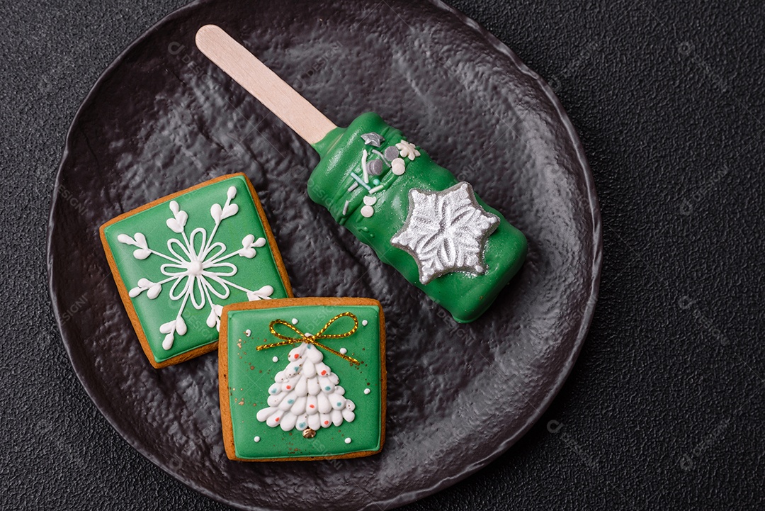 A imagem mostra um eclair decorado festivamente, possivelmente para o Natal