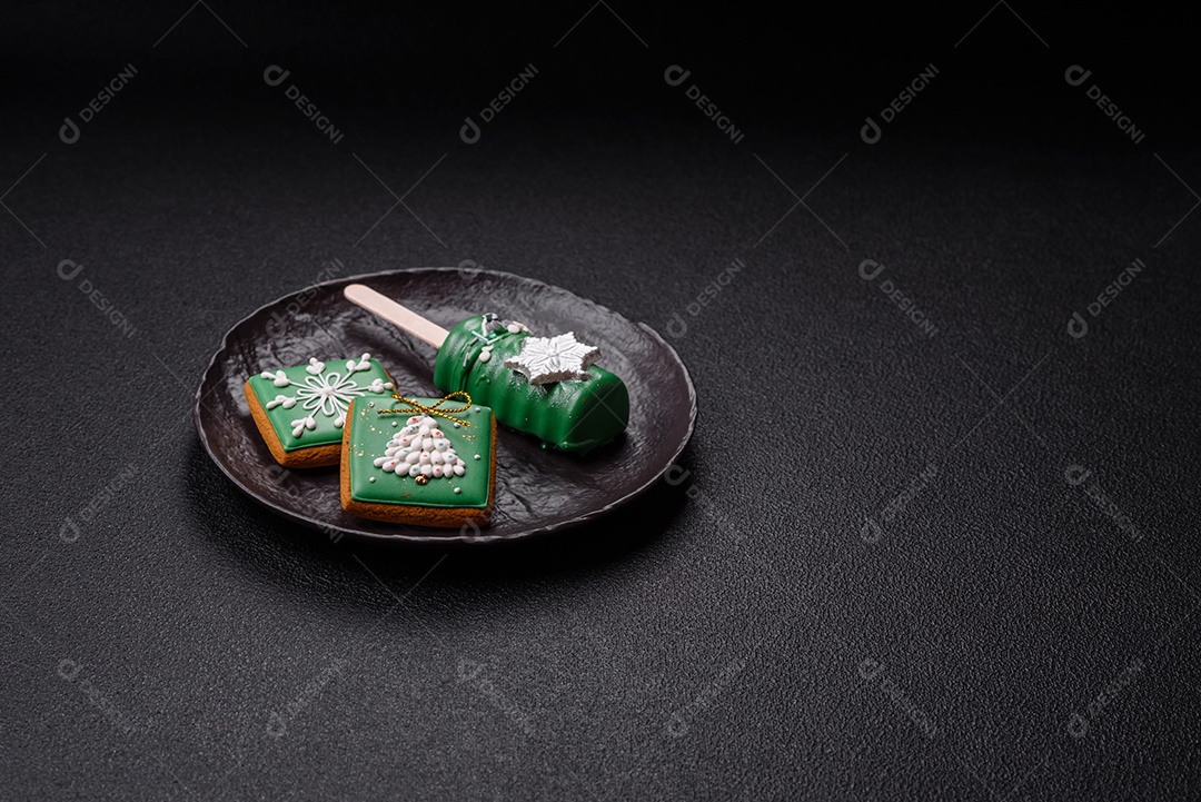 A imagem mostra um eclair decorado festivamente, possivelmente para o Natal