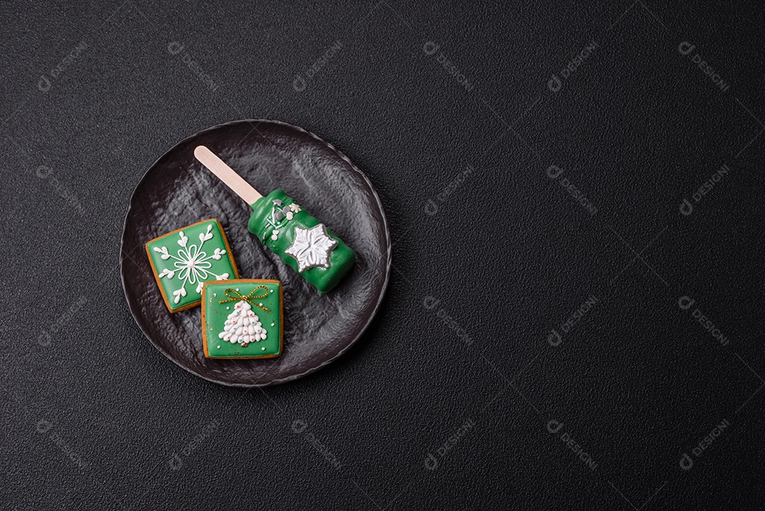 A imagem mostra um eclair decorado festivamente, possivelmente para o Natal