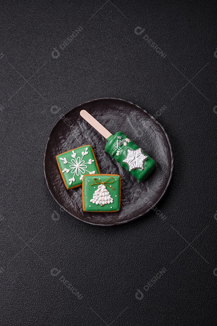 A imagem mostra um eclair decorado festivamente, possivelmente para o Natal