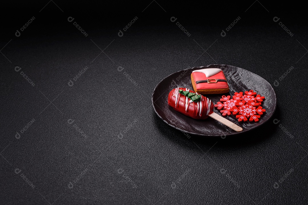 A imagem mostra um eclair decorado festivamente, possivelmente para o Natal
