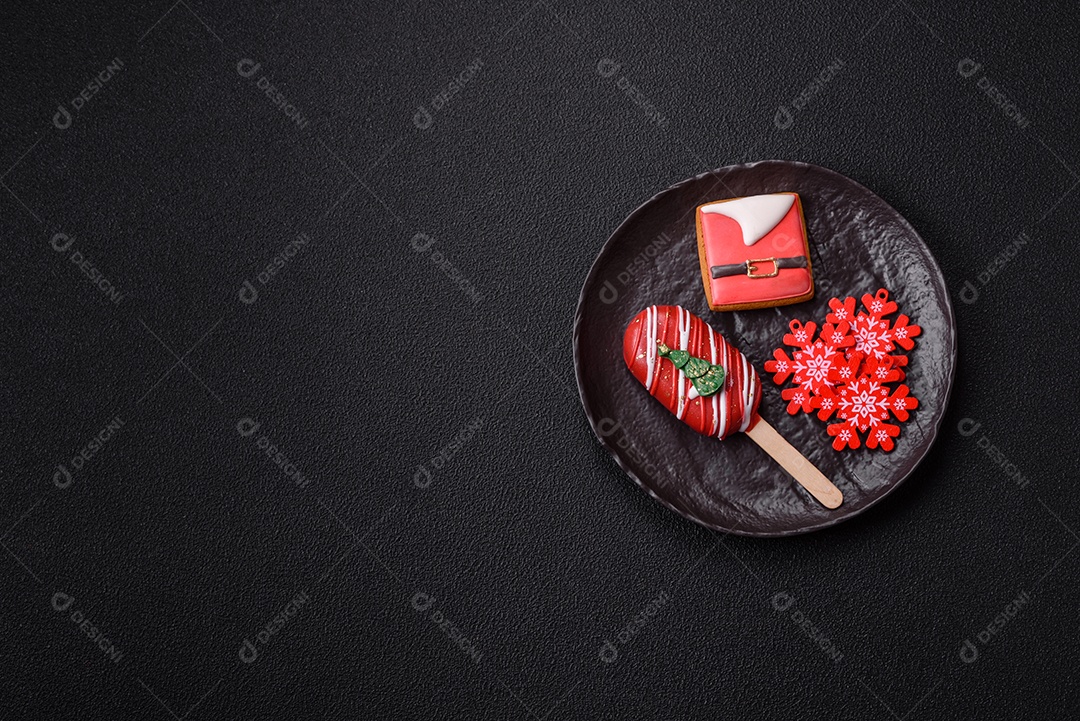 A imagem mostra um eclair decorado festivamente, possivelmente para o Natal