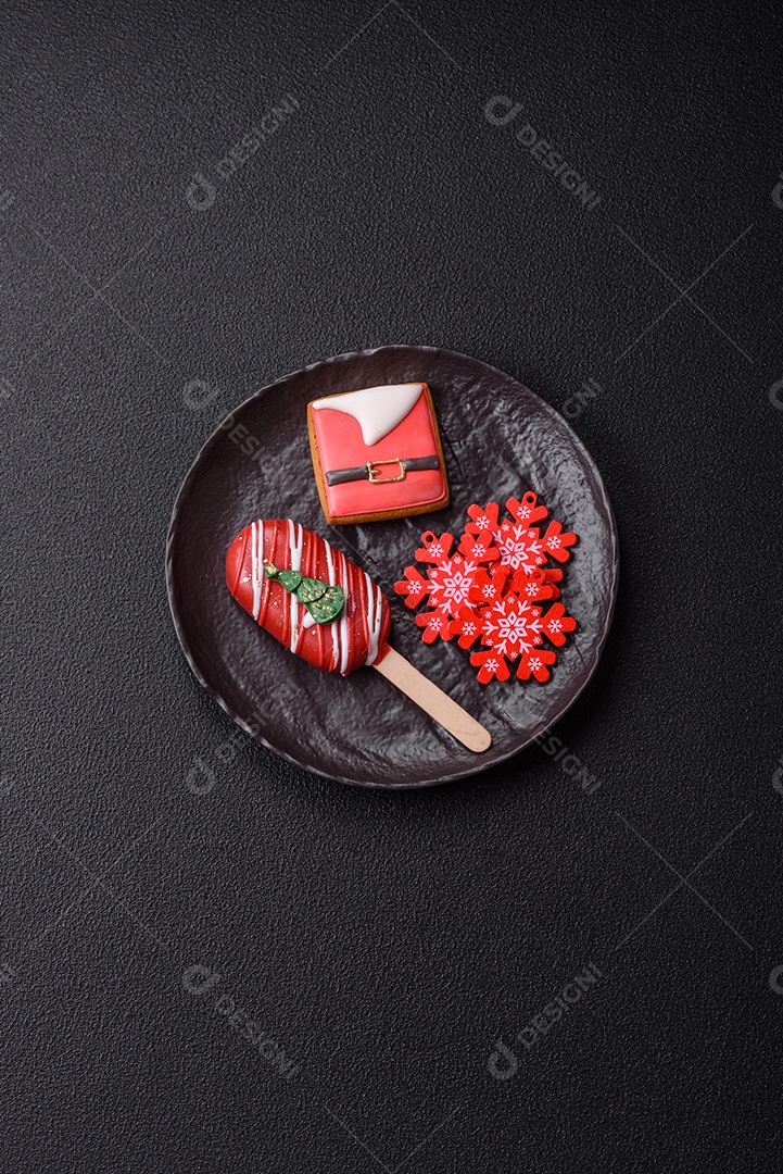 A imagem mostra um eclair decorado festivamente, possivelmente para o Natal