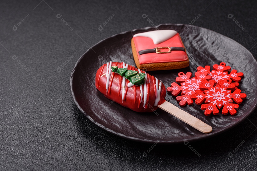 A imagem mostra um eclair decorado festivamente, possivelmente para o Natal