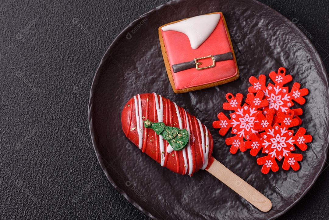 A imagem mostra um eclair decorado festivamente, possivelmente para o Natal