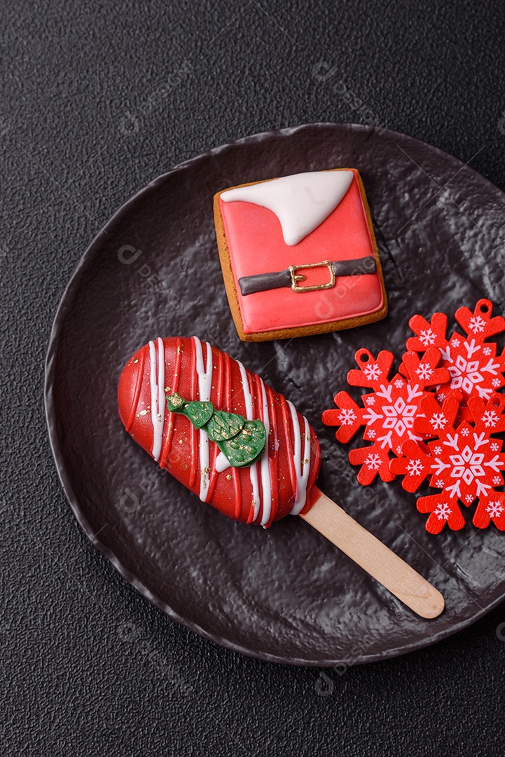 A imagem mostra um eclair decorado festivamente, possivelmente para o Natal