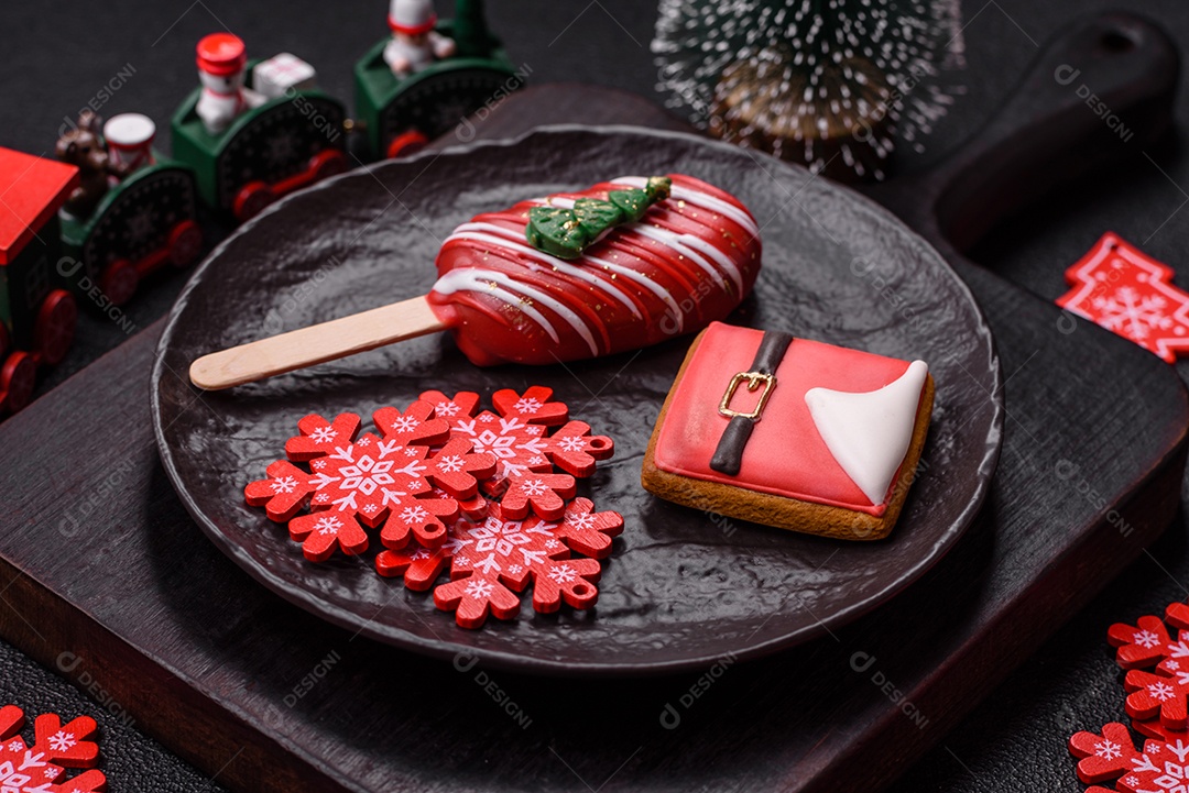 A imagem mostra um eclair decorado festivamente, possivelmente para o Natal