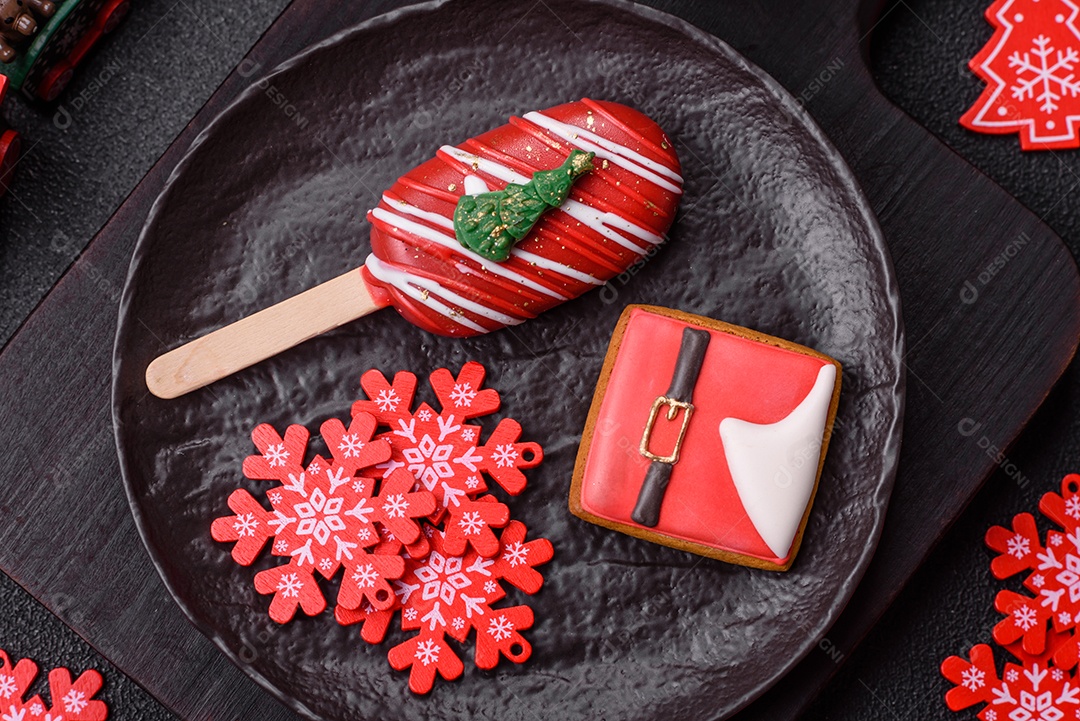 A imagem mostra um eclair decorado festivamente, possivelmente para o Natal