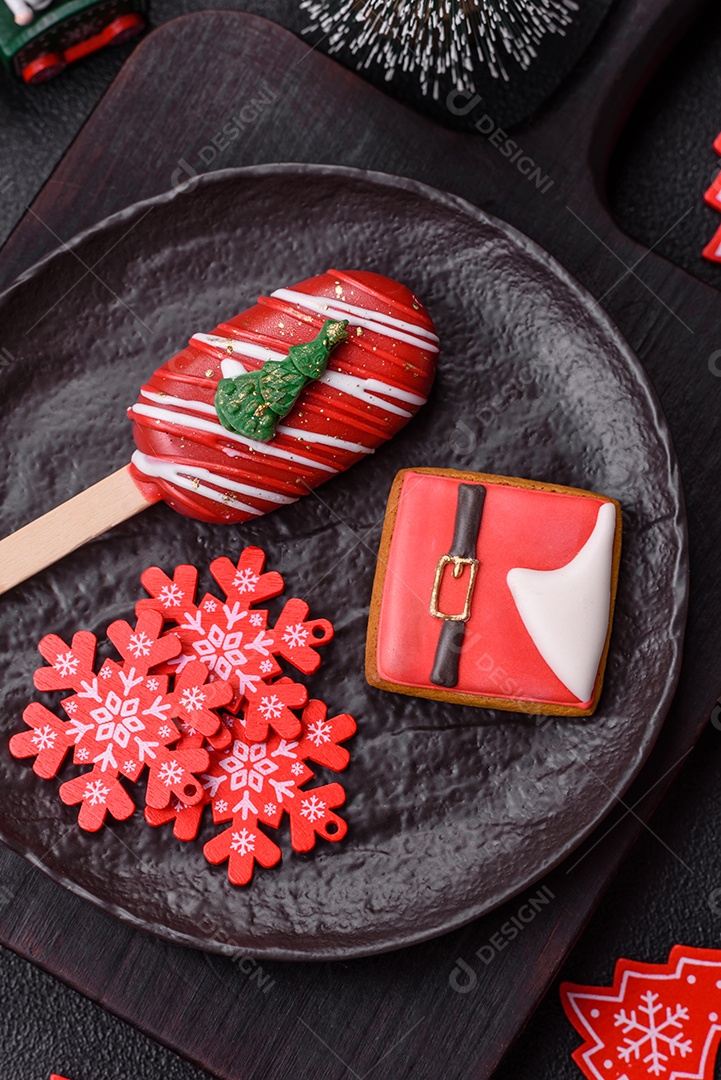 A imagem mostra um eclair decorado festivamente, possivelmente para o Natal