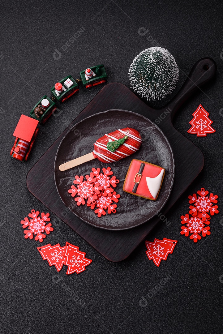 A imagem mostra um eclair decorado festivamente, possivelmente para o Natal