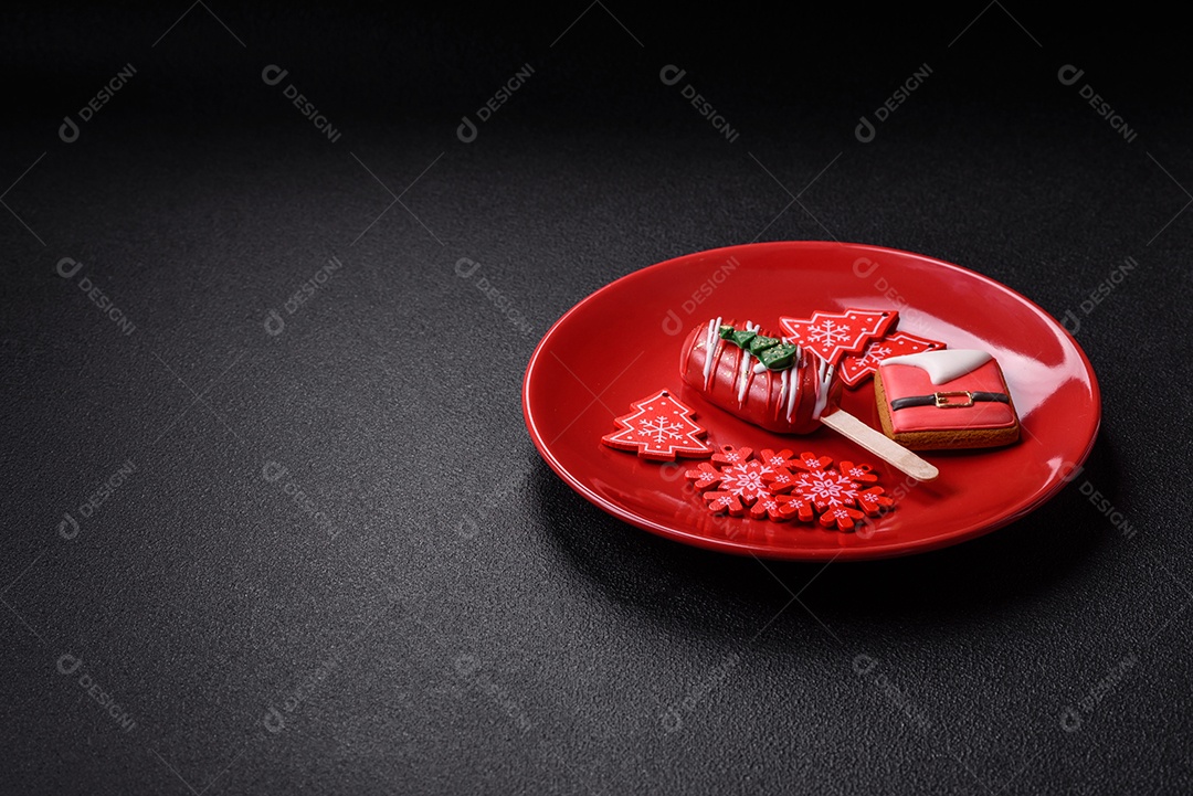 A imagem mostra um eclair decorado festivamente, possivelmente para o Natal