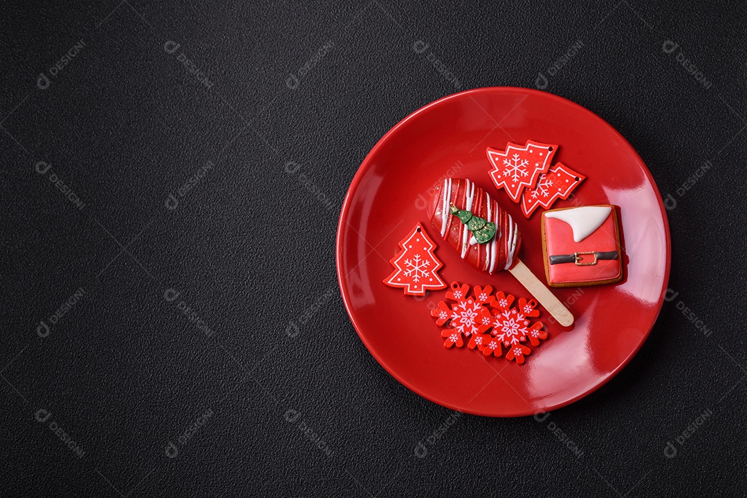 A imagem mostra um eclair decorado festivamente, possivelmente para o Natal