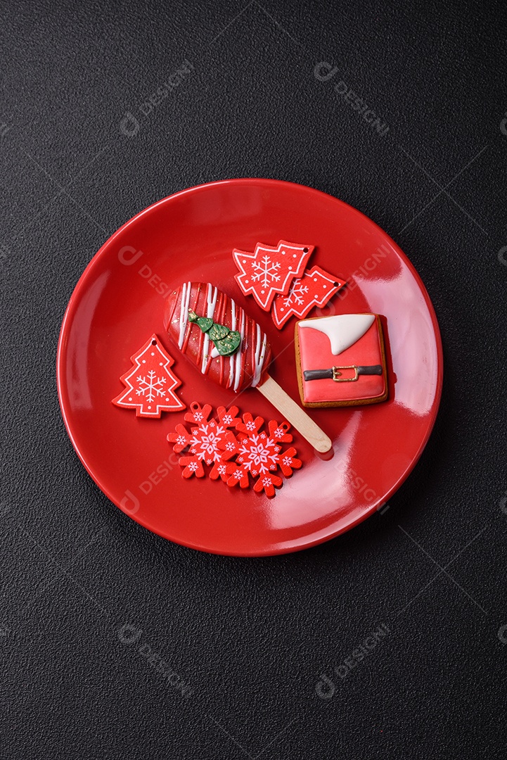 A imagem mostra um eclair decorado festivamente, possivelmente para o Natal