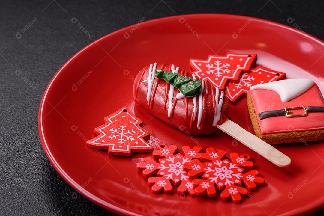 A imagem mostra um eclair decorado festivamente, possivelmente para o Natal