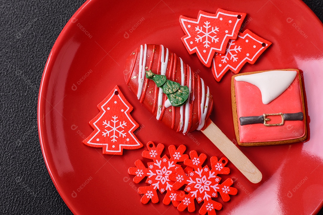A imagem mostra um eclair decorado festivamente, possivelmente para o Natal