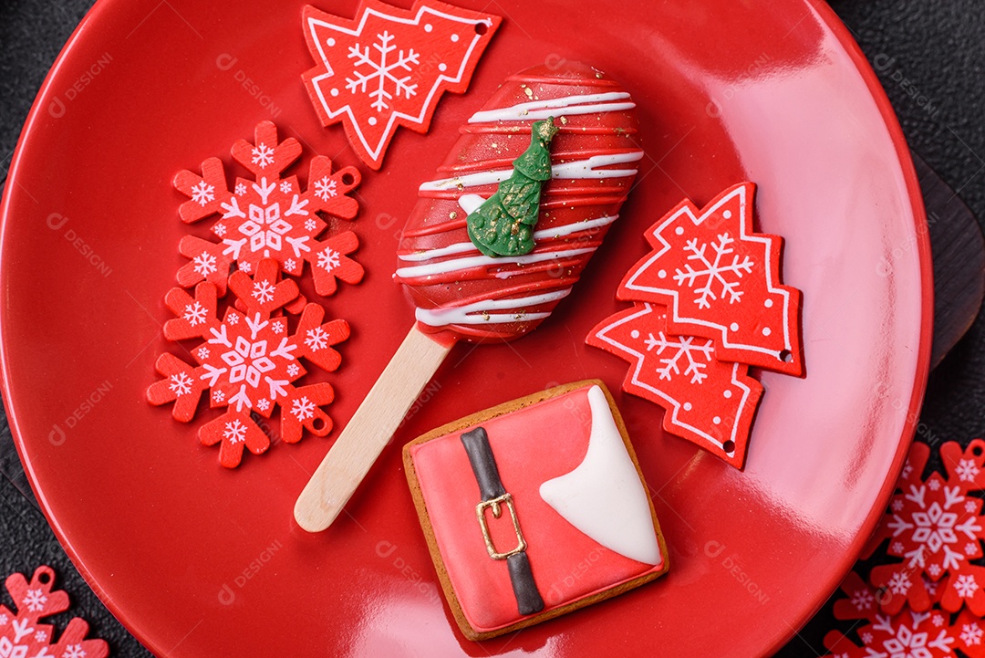 A imagem mostra um eclair decorado festivamente, possivelmente para o Natal