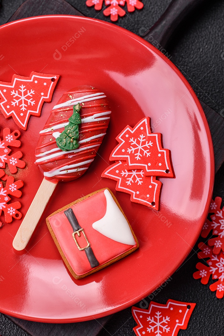 A imagem mostra um eclair decorado festivamente, possivelmente para o Natal
