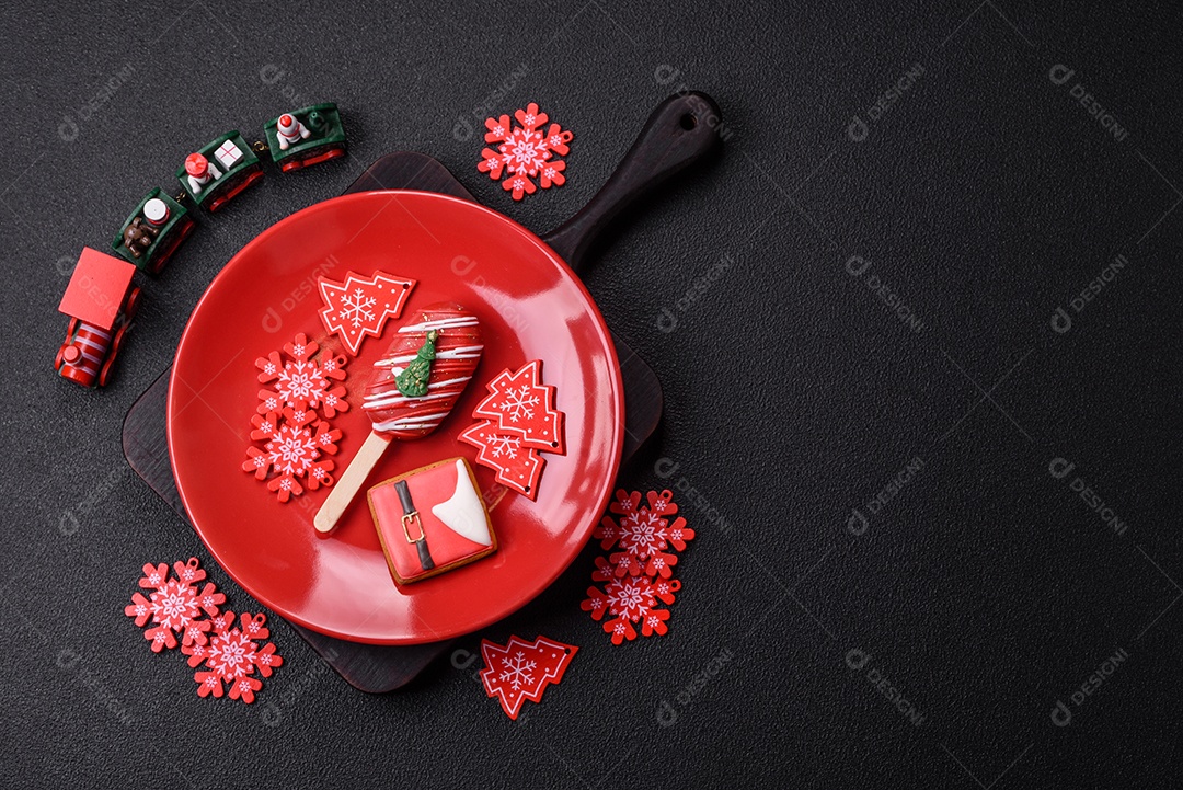 A imagem mostra um eclair decorado festivamente, possivelmente para o Natal