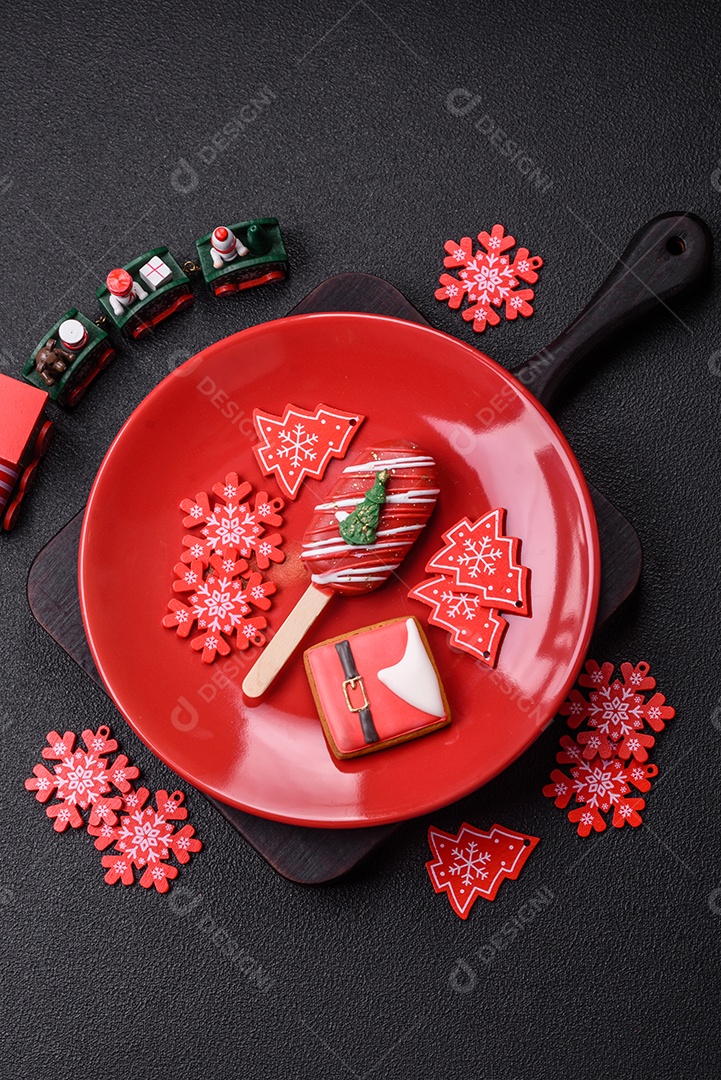 A imagem mostra um eclair decorado festivamente, possivelmente para o Natal