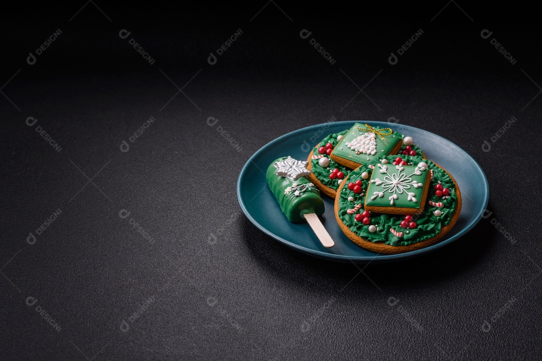 A imagem mostra um eclair decorado festivamente, possivelmente para o Natal