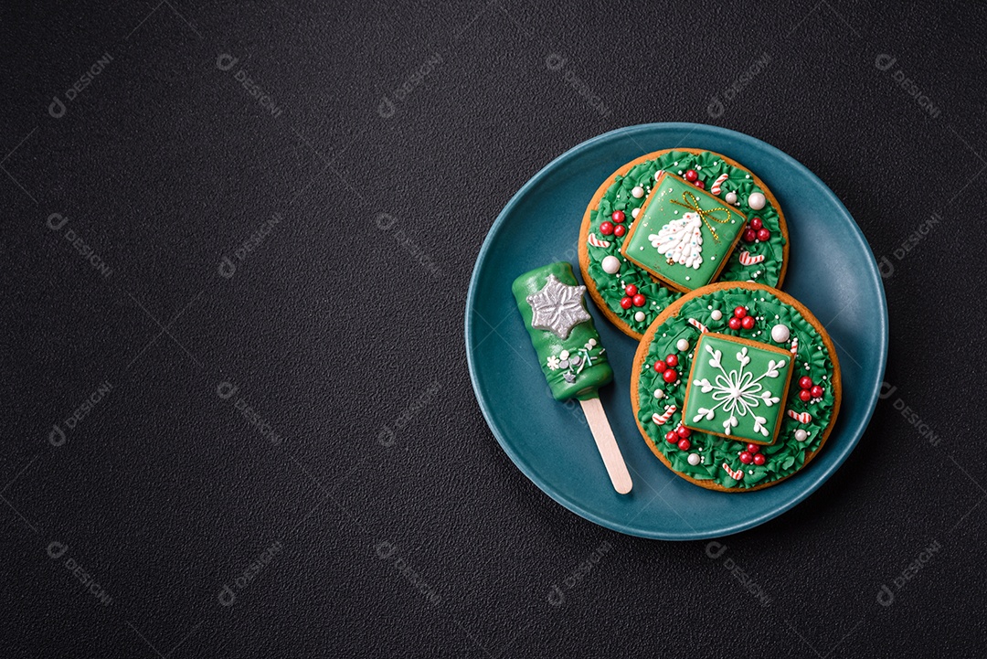 A imagem mostra um eclair decorado festivamente, possivelmente para o Natal