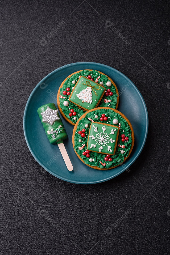 A imagem mostra um eclair decorado festivamente, possivelmente para o Natal