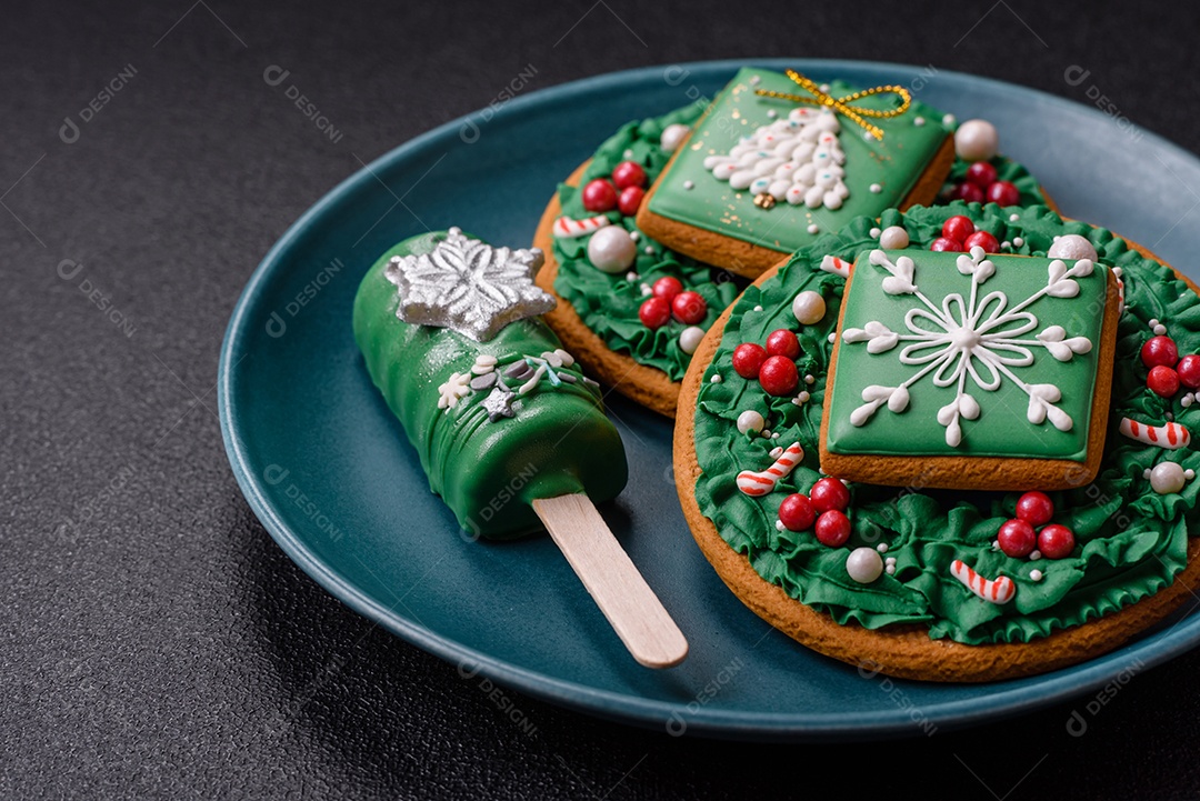 A imagem mostra uma variedade de doces e sobremesas com tema natalino