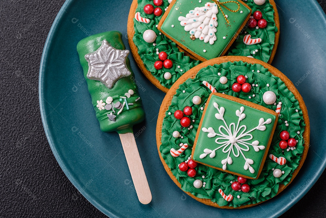 A imagem mostra um eclair decorado festivamente, possivelmente para o Natal