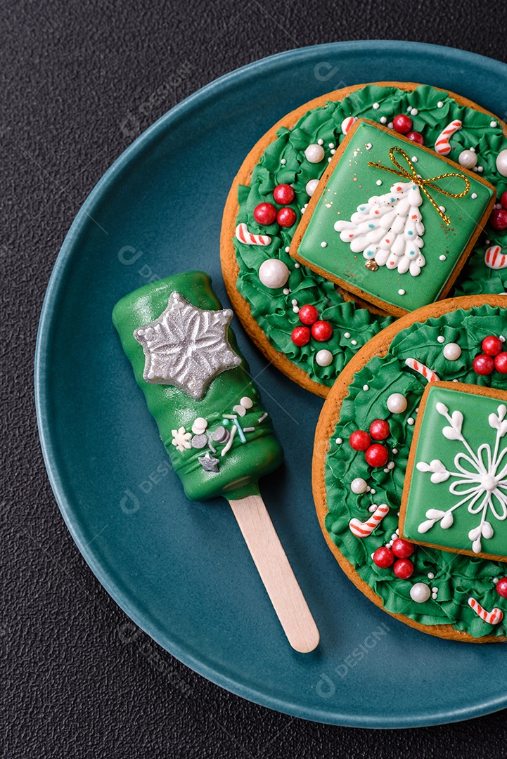 A imagem mostra um eclair decorado festivamente, possivelmente para o Natal