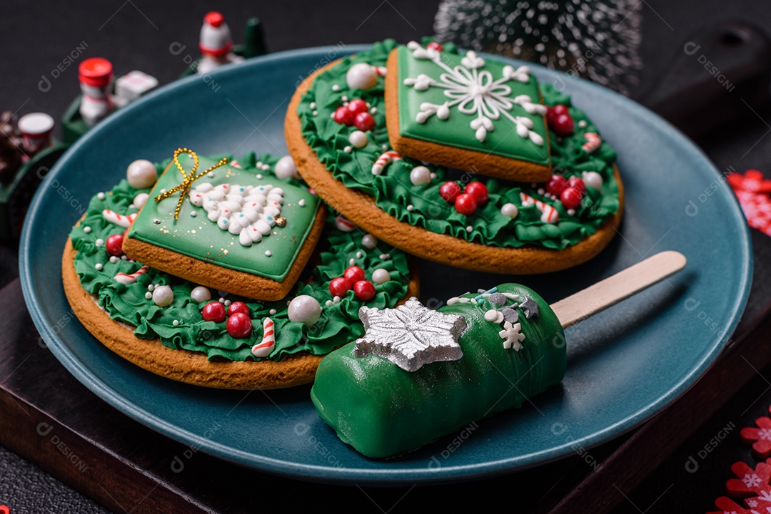 A imagem mostra um eclair decorado festivamente, possivelmente para o Natal