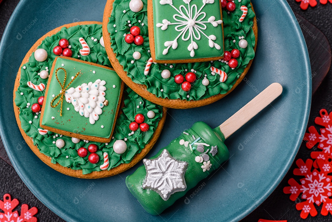 A imagem mostra um eclair decorado festivamente, possivelmente para o Natal