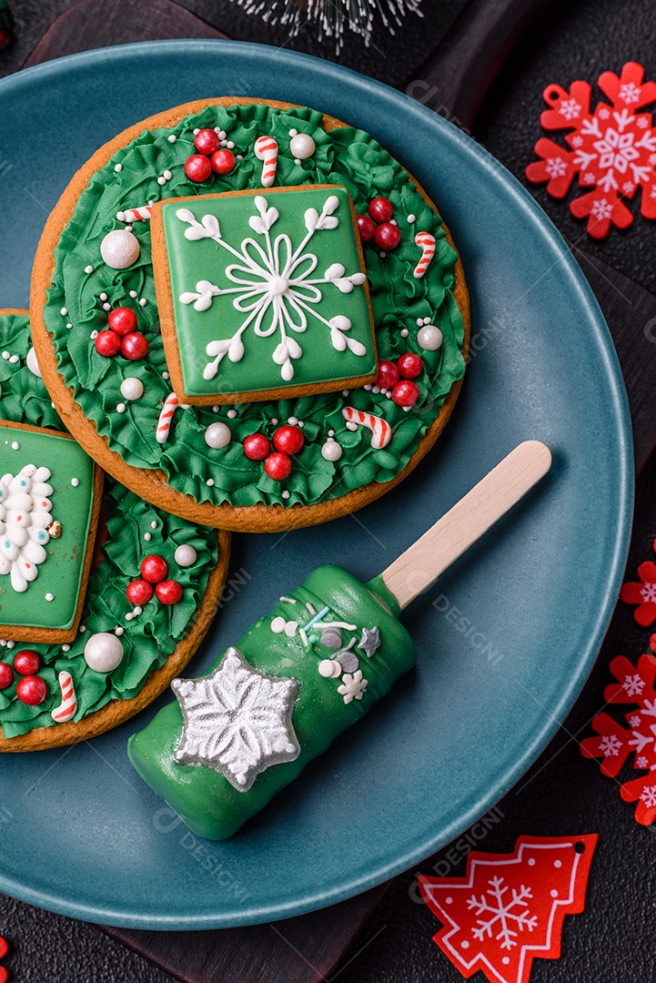 A imagem mostra um eclair decorado festivamente, possivelmente para o Natal