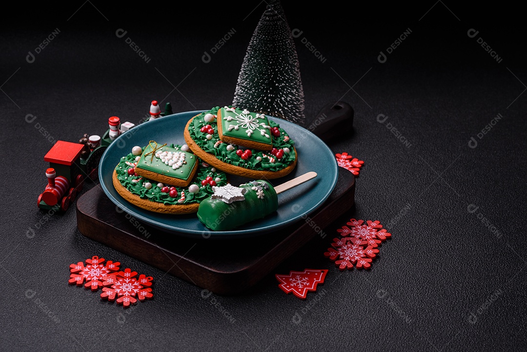 A imagem mostra um eclair decorado festivamente, possivelmente para o Natal