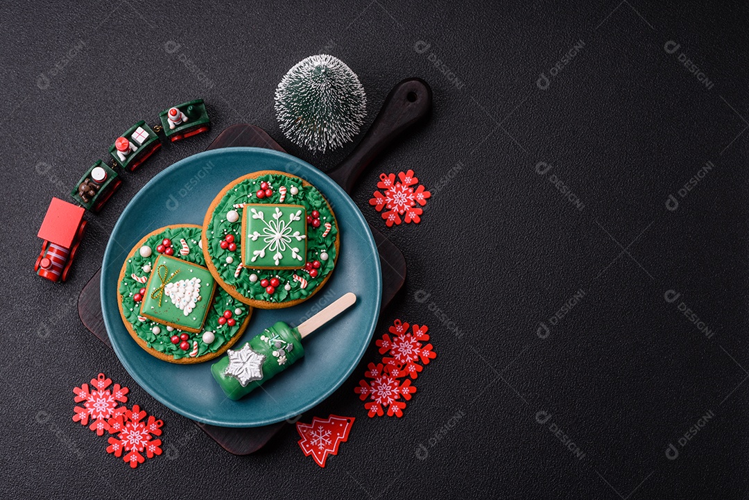 A imagem mostra um eclair decorado festivamente, possivelmente para o Natal