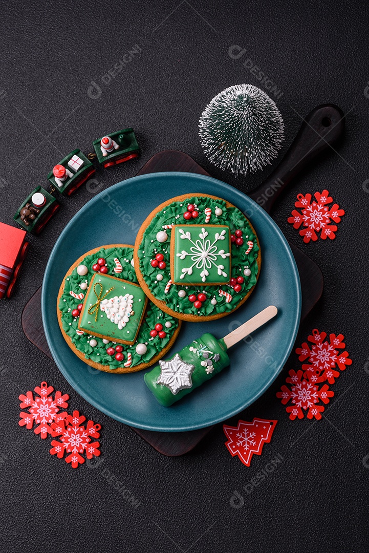 A imagem mostra um eclair decorado festivamente, possivelmente para o Natal