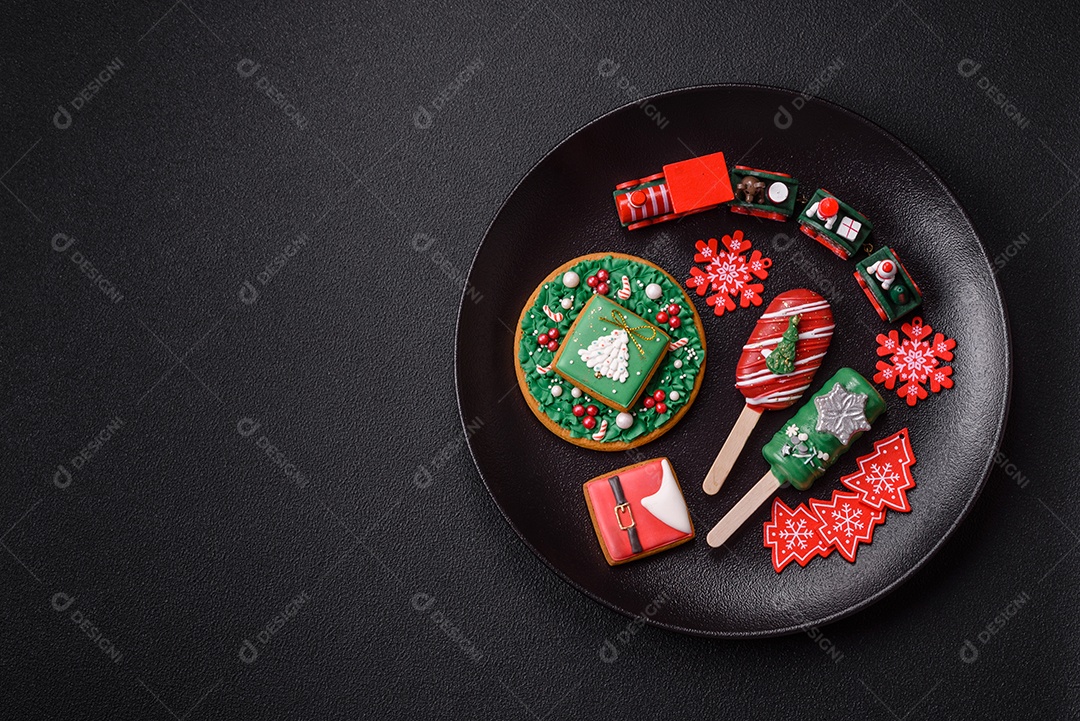 A imagem mostra um eclair decorado festivamente, possivelmente para o Natal