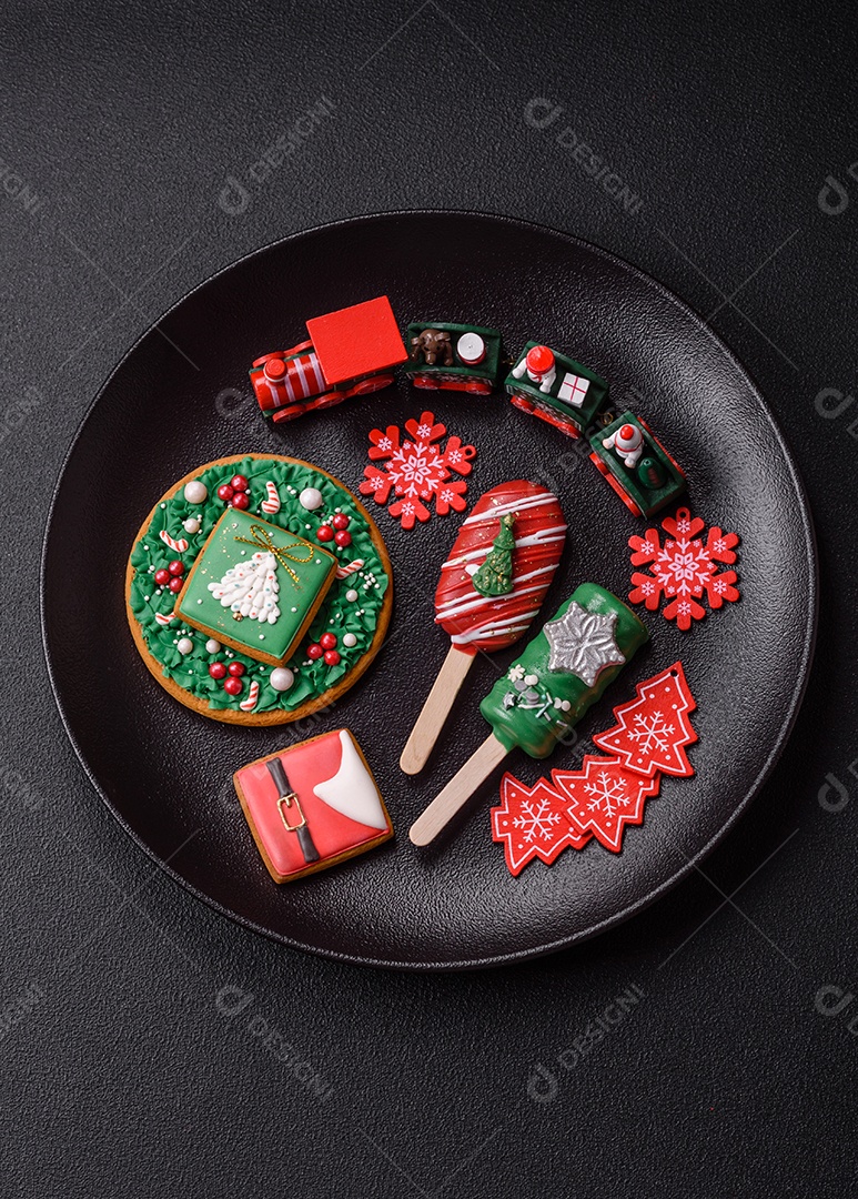 A imagem mostra um eclair decorado festivamente, possivelmente para o Natal