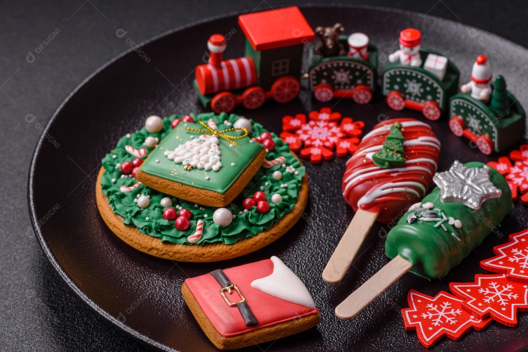 A imagem mostra um eclair decorado festivamente, possivelmente para o Natal