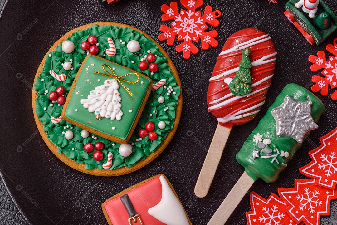 A imagem mostra um eclair decorado festivamente, possivelmente para o Natal
