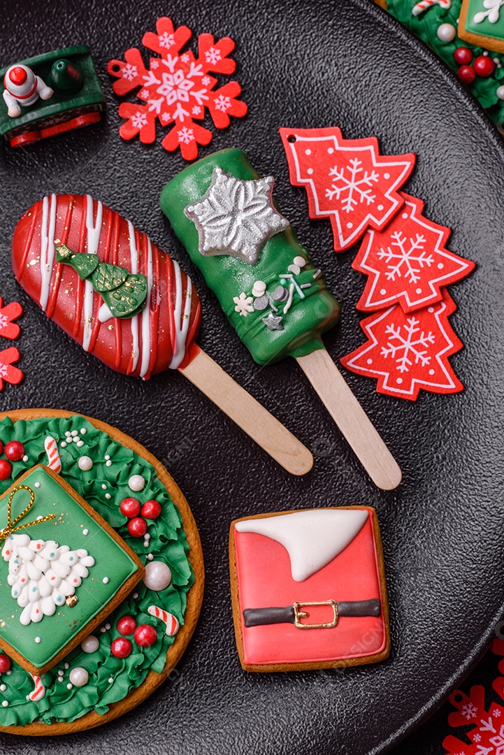 A imagem mostra um eclair decorado festivamente, possivelmente para o Natal