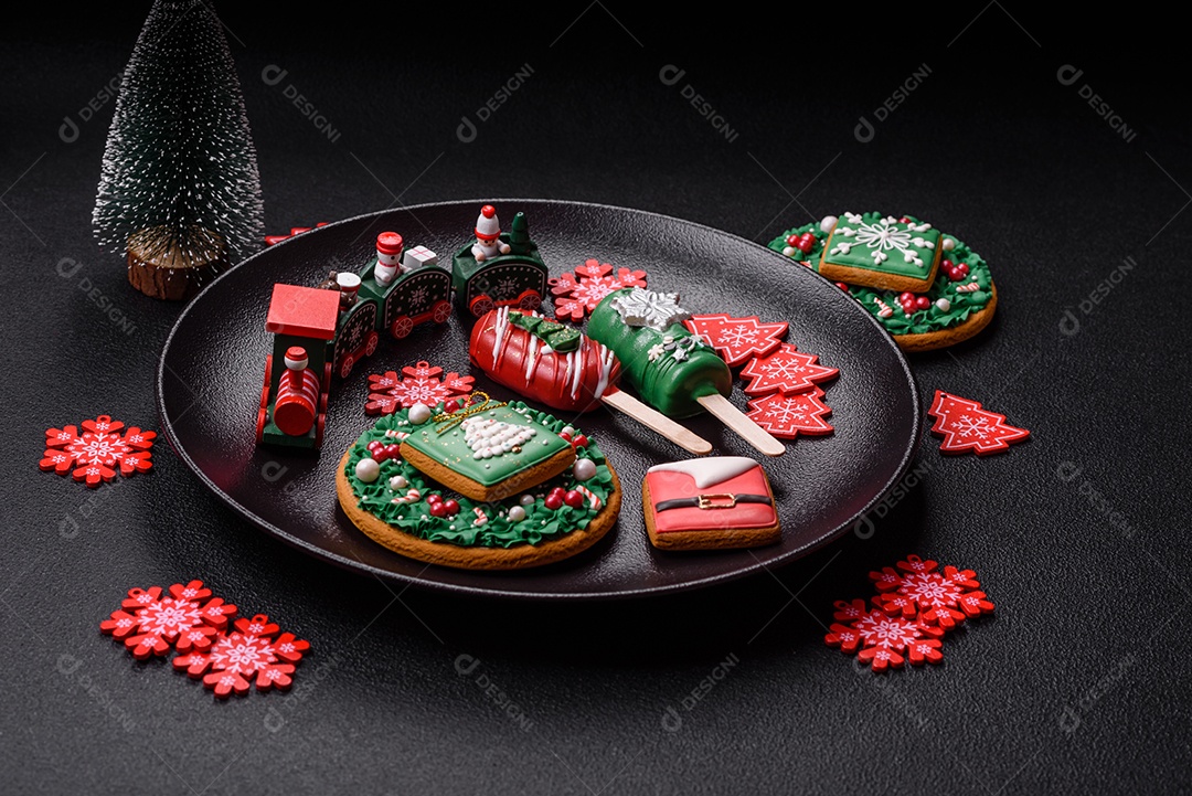 A imagem mostra uma variedade de doces e sobremesas com tema natalino