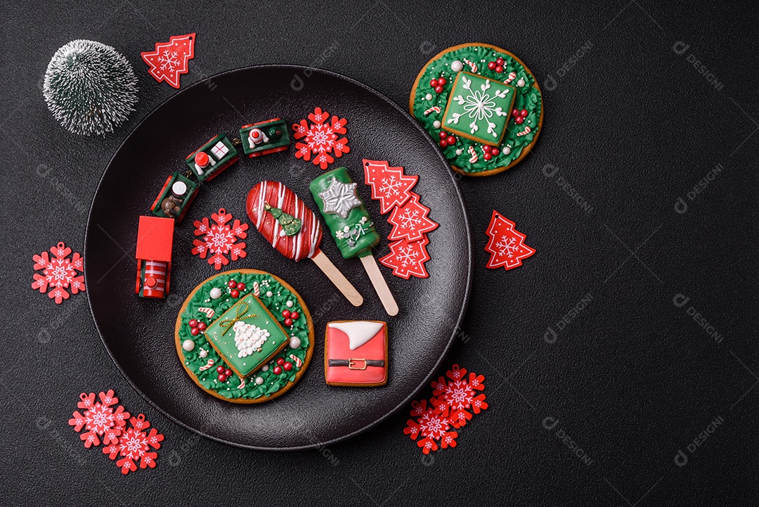 A imagem mostra um eclair decorado festivamente, possivelmente para o Natal