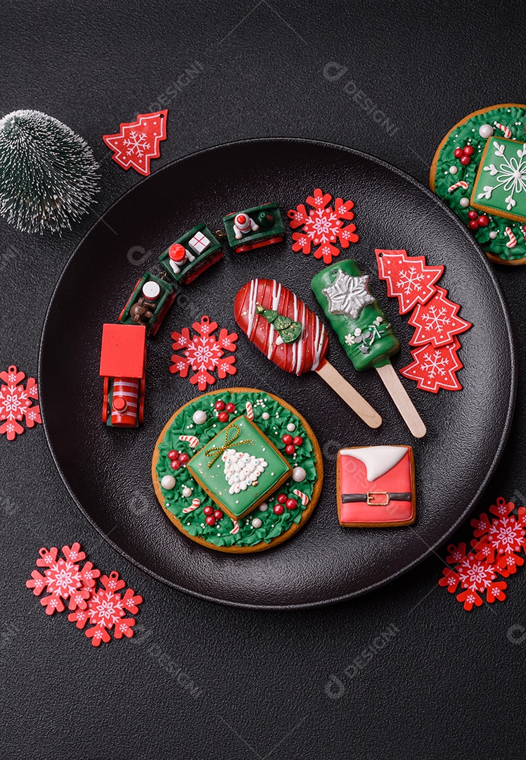 A imagem mostra um eclair decorado festivamente, possivelmente para o Natal