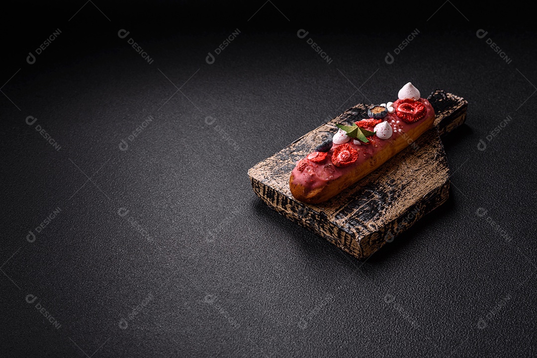 A imagem mostra um eclair decorado festivamente, possivelmente para o Natal