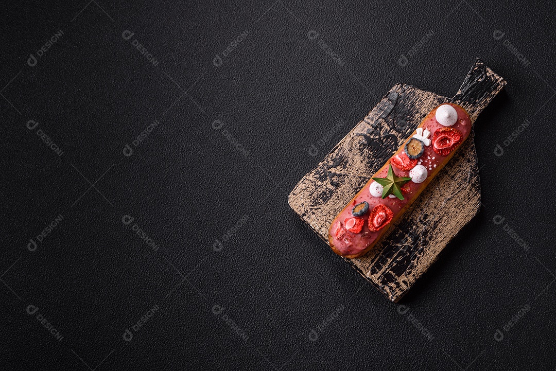 A imagem mostra um eclair decorado festivamente, possivelmente para o Natal