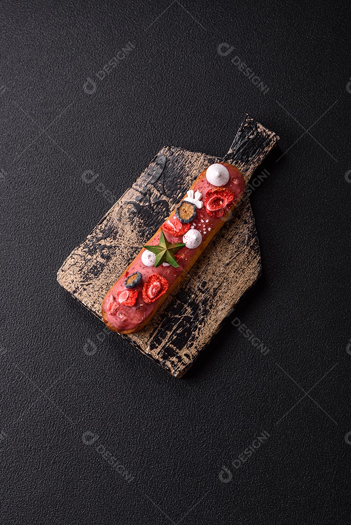 A imagem mostra um eclair decorado festivamente, possivelmente para o Natal