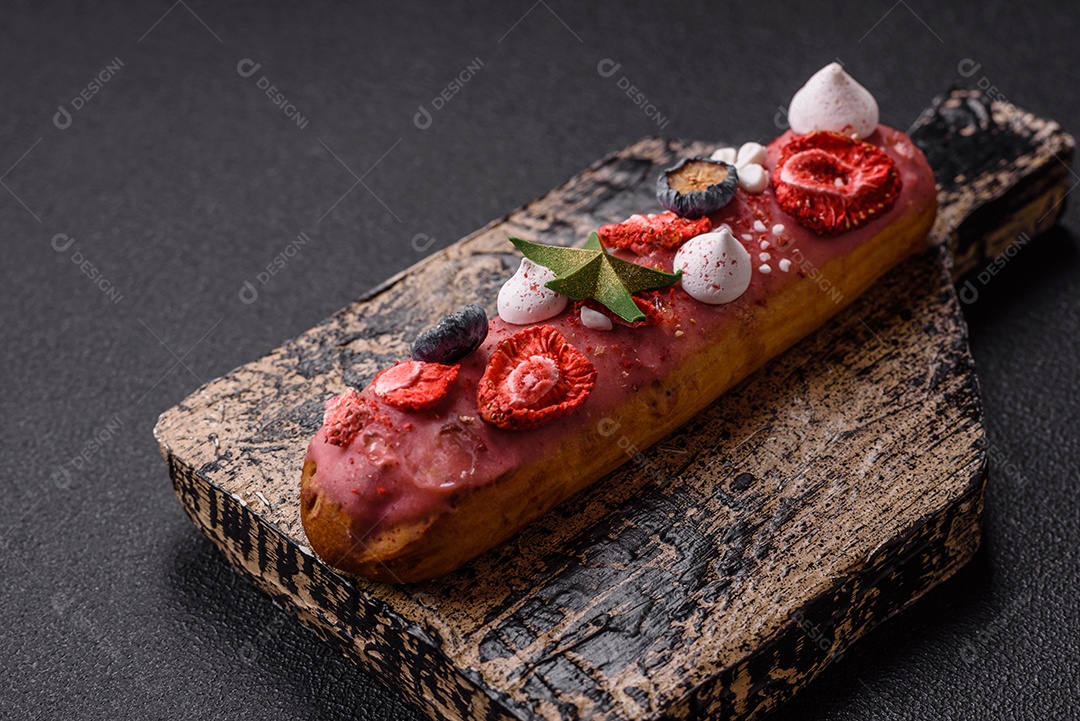 A imagem mostra um eclair decorado festivamente, possivelmente para o Natal