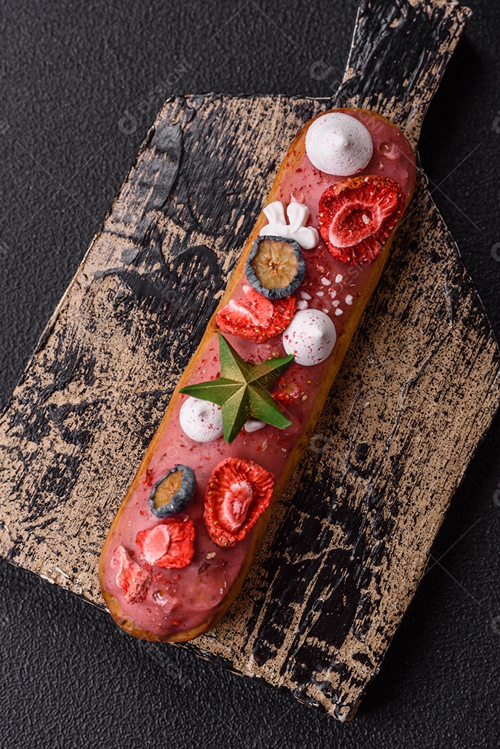 A imagem mostra um eclair decorado festivamente, possivelmente para o Natal