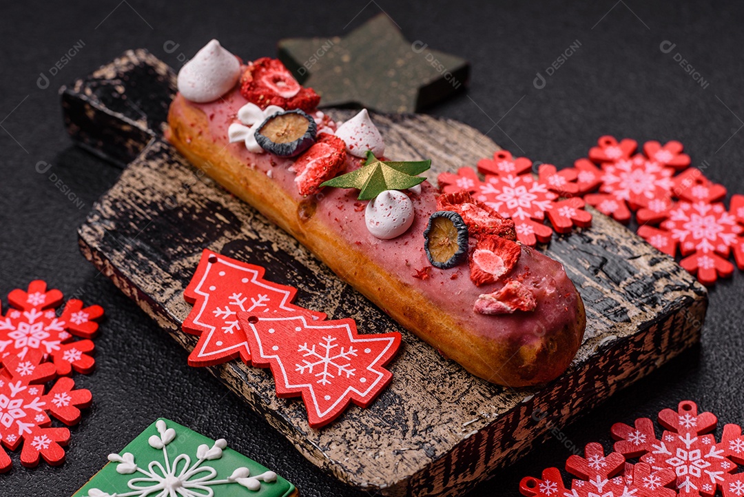A imagem mostra um eclair decorado festivamente, possivelmente para o Natal