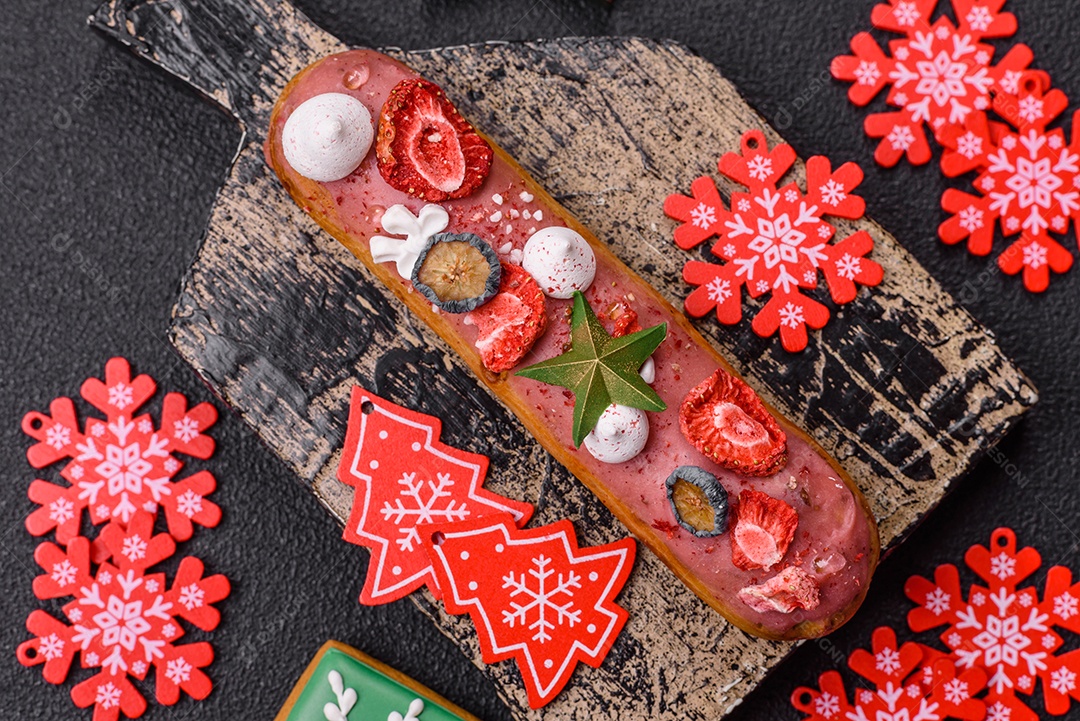 A imagem mostra um eclair decorado festivamente, possivelmente para o Natal